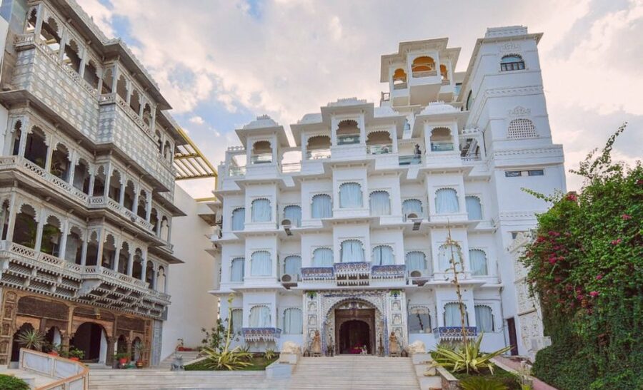 Luxury Boat ride, Havelis, Heritage Walk & High Tea - The guide and the pace