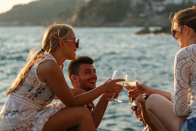 Luxury Catamaran Cruise, Dia Island –Open Bar & Lunch -Top Rated! - Timing, Weather, and Sunset Possibilities