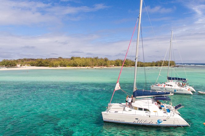 Luxury Catamaran Cruise: The Northern Islands - A barbecue lunch with a social crew