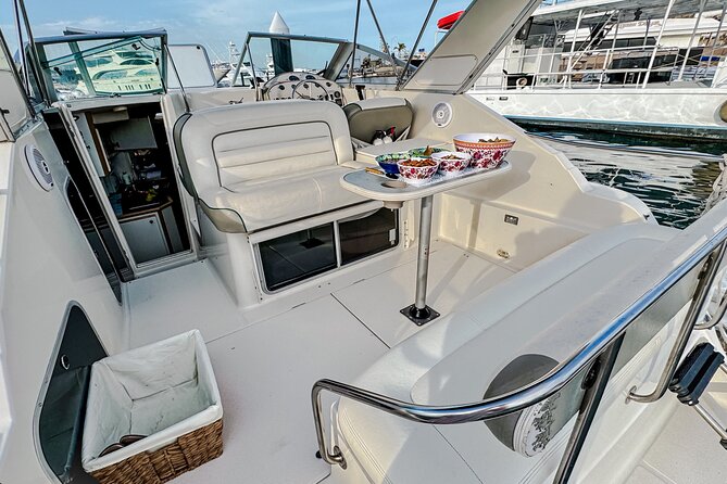 Luxury Yacht Charter and Arch Tour in Cabo San Lucas - A private yacht route around Cabo’s famous rock formations