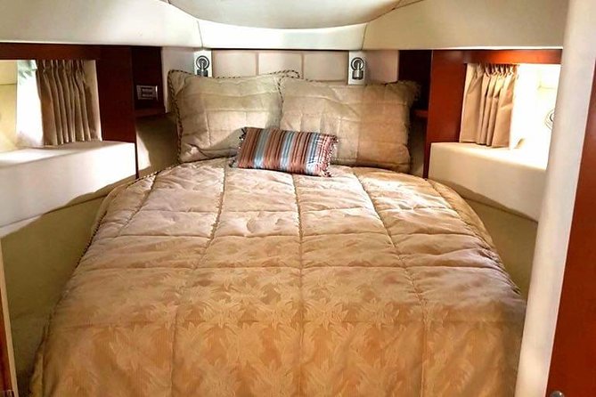 Luxury Yacht Charter : Dubai Marina, Atlantis The Palm & Burj Al Arab - Life on board, from music to cold drinks