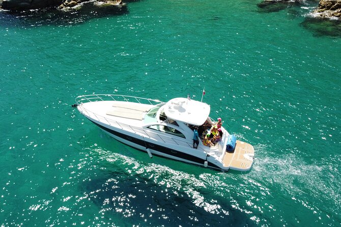 Luxury yacht for private tour EN Cabo San Lucas - A private way to see Cabo’s famous rock arch