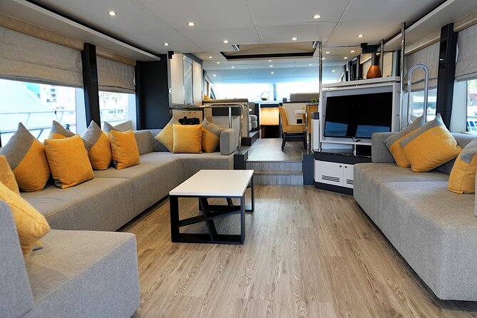 Majesty 77ft Diamond Dust — Dubai's best yacht rental - What food and drinks are included