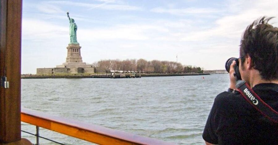 Manhattan: Statue and Skyline Cruise Aboard a Luxury Yacht - Bridges, harbor air, and the best photo moments