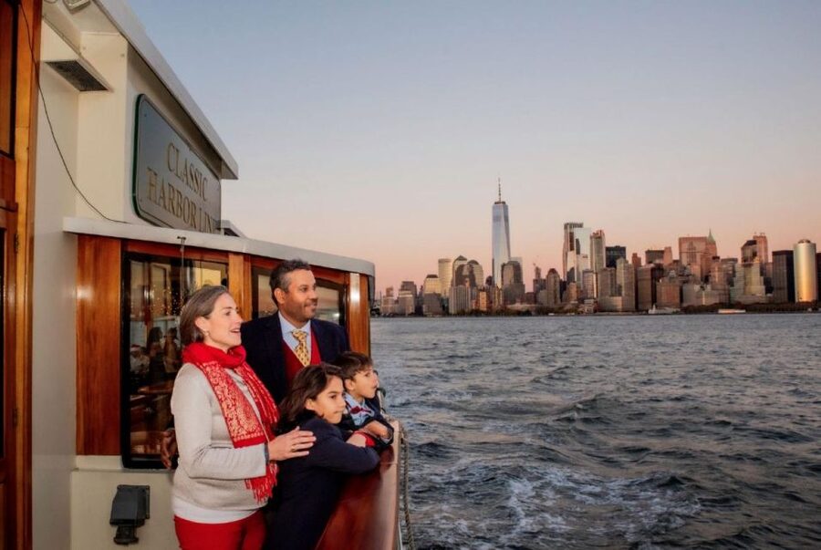 Manhattan: Statue and Skyline Cruise Aboard a Luxury Yacht - Timing the 90-minute ride