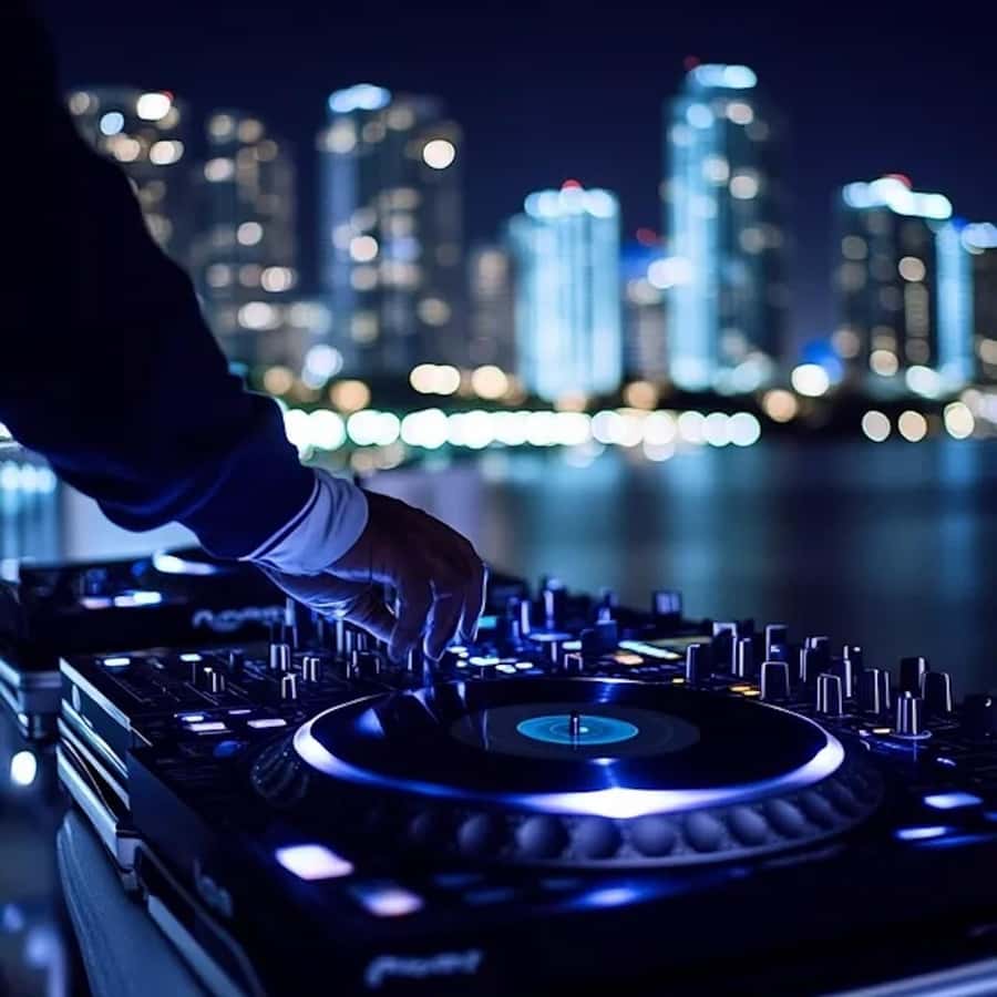 Miami: Party Yacht Cruise with Open Bar and DJ - What the Miami party boat experience is really like