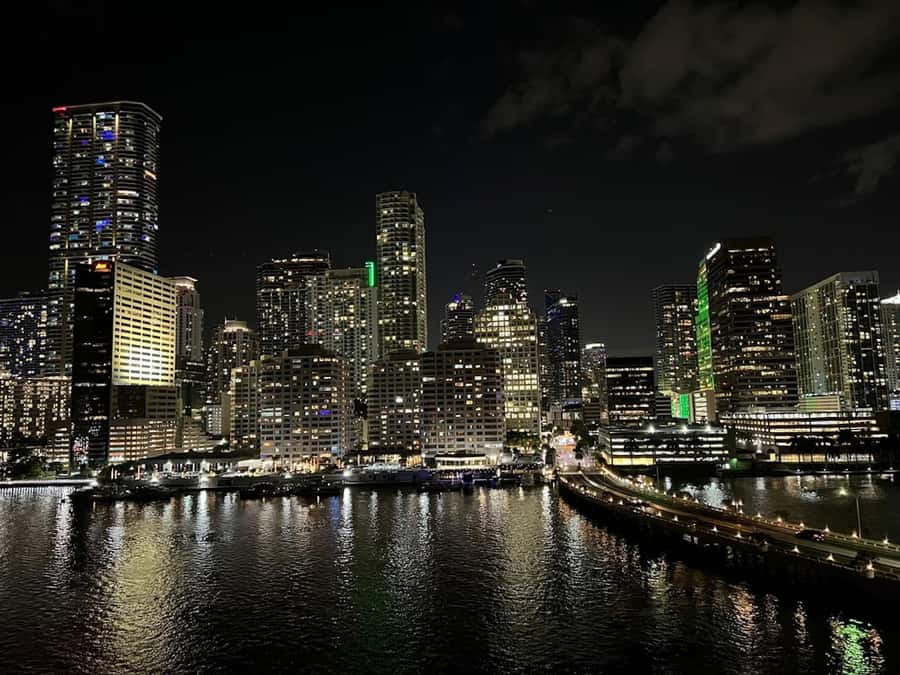Miami: Party Yacht Cruise with Open Bar and DJ - Is $100 a fair price for three hours?