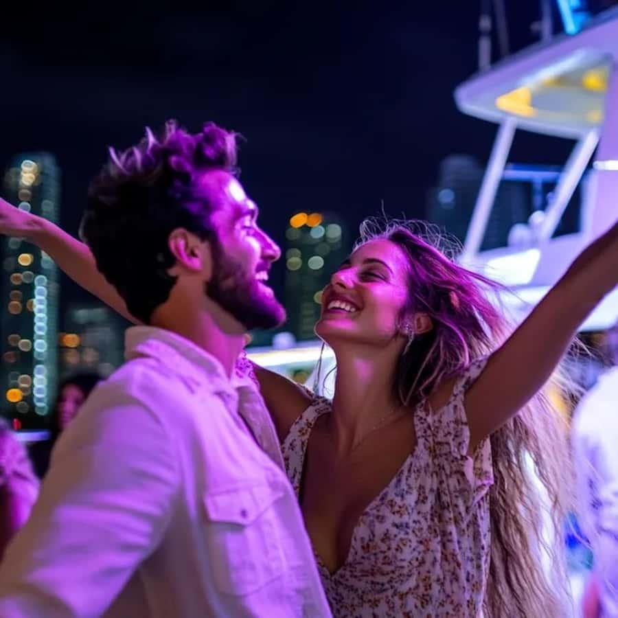 Miami: Party Yacht Cruise with Open Bar and DJ - Getting to Bayside Marina and finding the kiosk