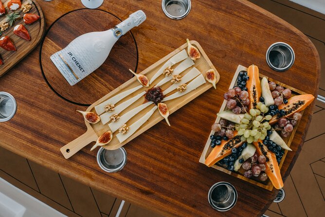 ❖ Milos: Small Group Yacht Tour—Kleftiko Sarakiniko Poliegos - Food, drinks, and the tone on board