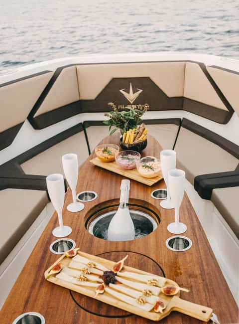 ❖ Milos: Small Group Yacht Tour—Kleftiko Sarakiniko Poliegos - Booking advice for a smooth day