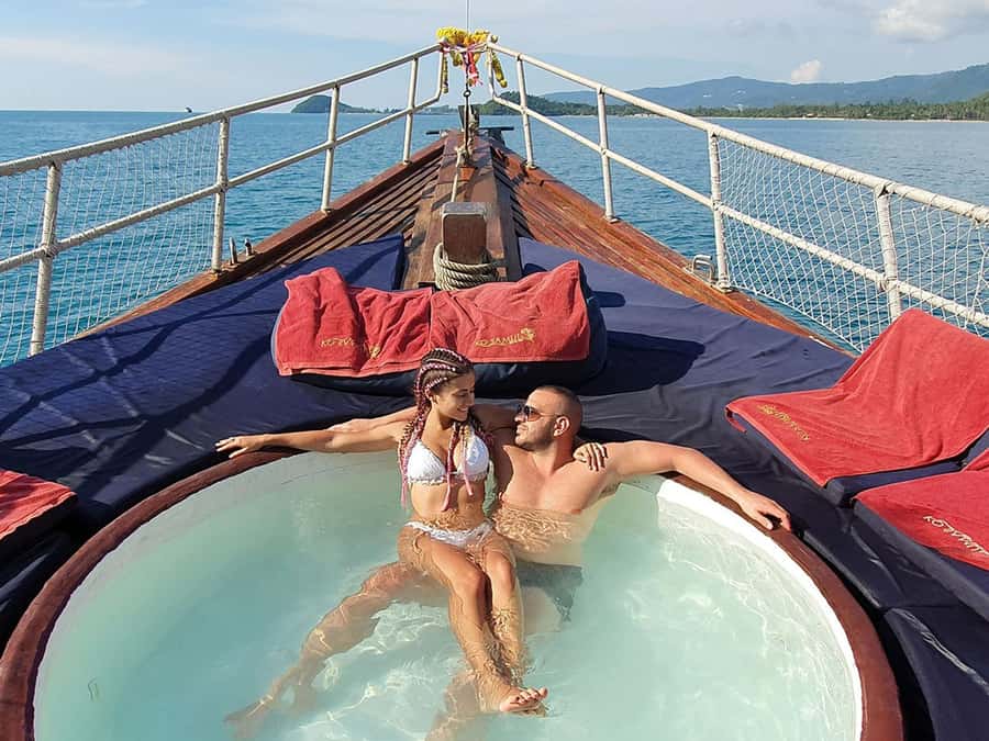 Mu Ko Ang Thong: Private Day Charter in Classic Thai Yacht - Why this yacht changes the Mu Ko Ang Thong day