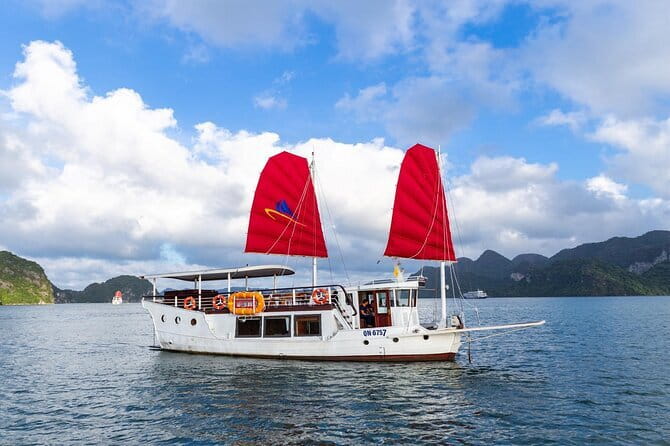 Mumbai Bay Breeze Sail on a Compact Yacht Experience - Who Will Enjoy This Mumbai Sail Most