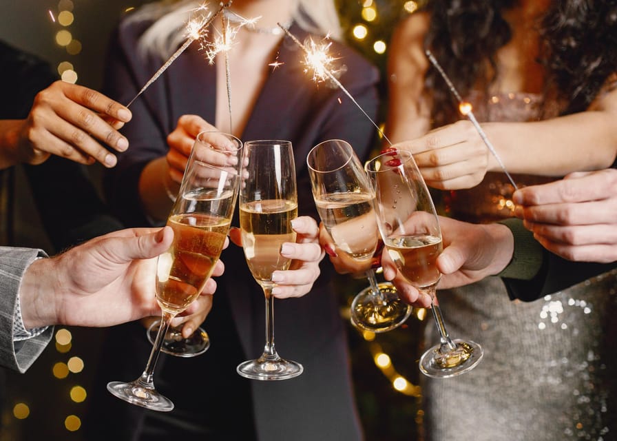 New Year’s Eve Luxury Boat – DJ, Buffet & Open Bar - A New Year’s Eve party with Lisbon as the backdrop