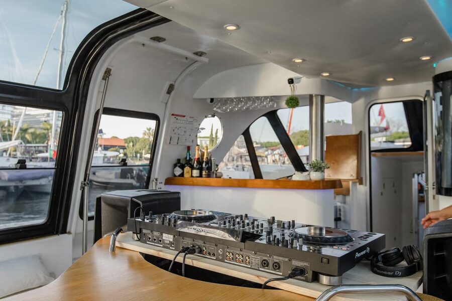 New Year’s Eve Luxury Boat – DJ, Buffet & Open Bar - Midnight on the water