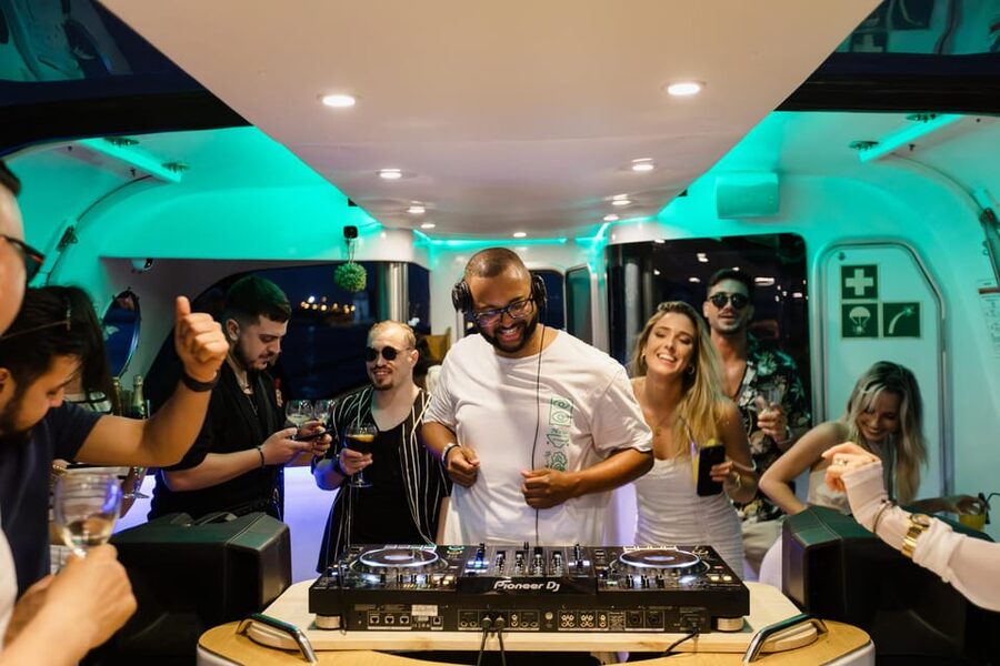 New Year’s Eve Luxury Boat – DJ, Buffet & Open Bar - Who should book this cruise