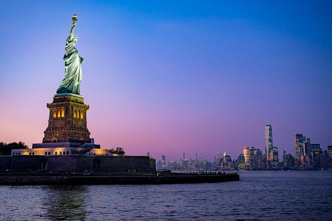 New York City Dinner Cruise on Luxury Yacht with Live Music - Under the Brooklyn Bridge and Manhattan Bridge