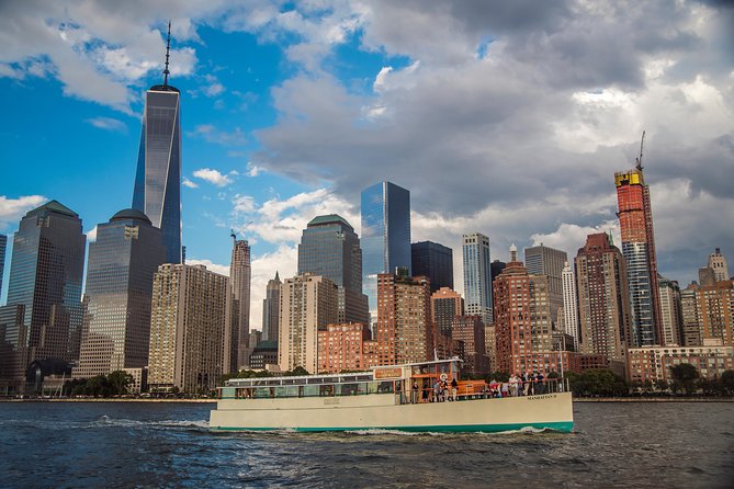 New York City Sunset Cruise on a Yacht - Drinks, snacks, and the onboard mood