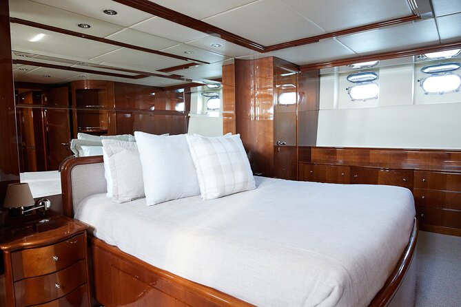Number Juan 100ft Yacht Azimut Rental - Key points to know before booking