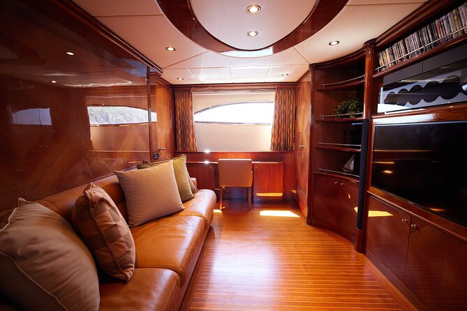 Number Juan 100ft Yacht Azimut Rental - The crew makes the difference