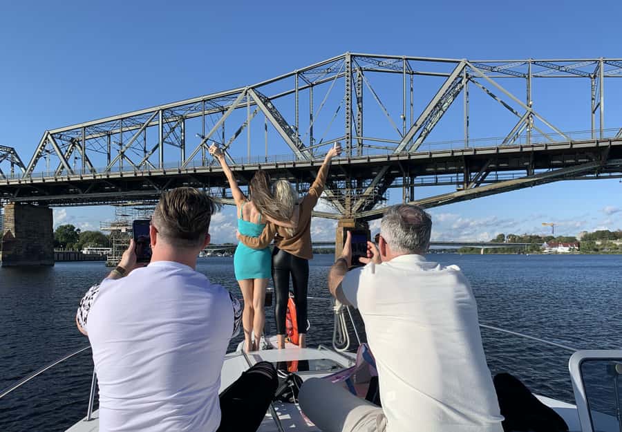 Ottawa: Downtown Yacht Cruise - Wed-Sun @ 6PM - 75 Minutes - The route: Parliament, the locks, and Alexandra Bridge