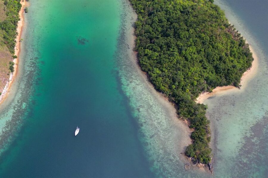 Palawan: Private Sailing Yacht Cruise in El Nido - The first 1.5 hours to Malpacao Island