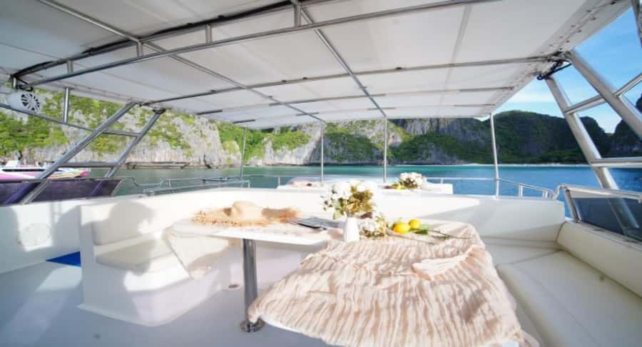 Phuket: Phi Phi, Maya, and Maiton by Luxury Yacht with Lunch - Lunch at Phi Phi Don