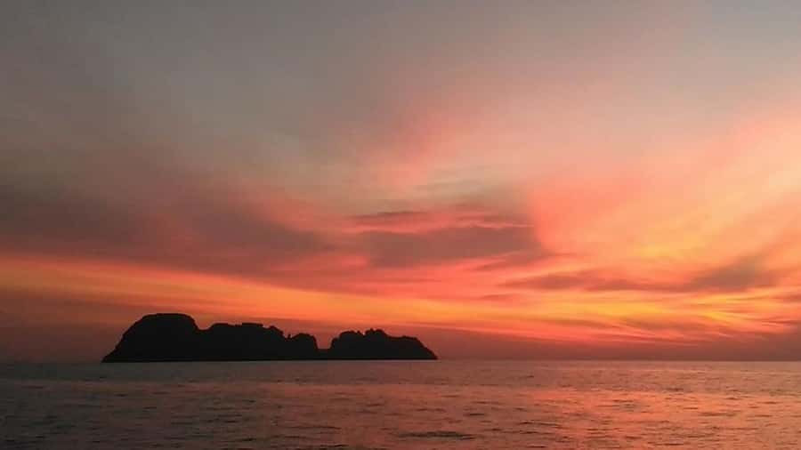 Phuket to Phi Phi Full-Day Luxury Speed Boat Charter - Why the early start matters at Maya Bay