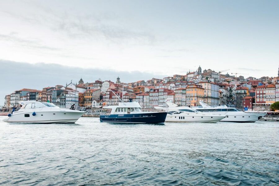 Porto: Passeio em iate privado no Douro com welcome drink - Food, drinks, and music onboard