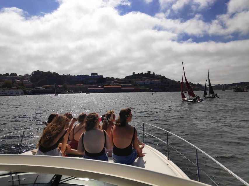 Porto: Passeio em iate privado no Douro com welcome drink - What the two-hour duration really gives you