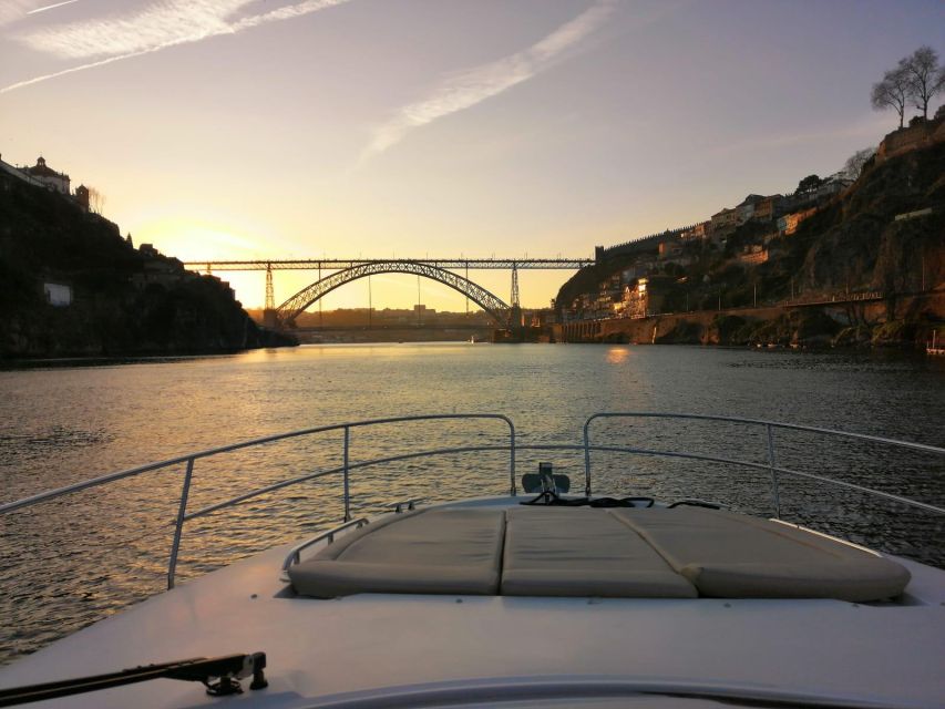 Porto: Passeio em iate privado no Douro com welcome drink - Who will get the most from this experience