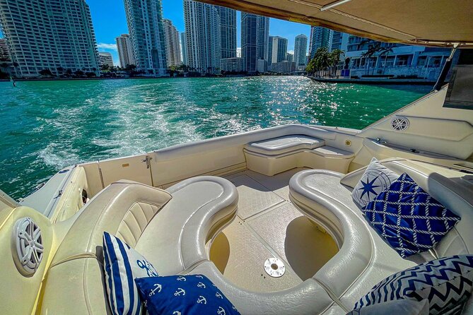 Private 52' Yacht Rental with Captain in Miami - The 52-foot layout: space for parties and quiet corners