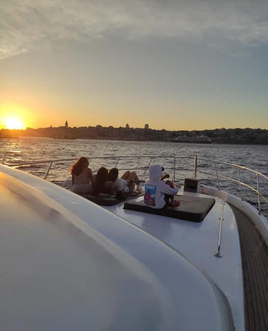 Private Bosphorus Yacht with Local Guide and Snacks - Beylerbeyi Palace and the Asian shore