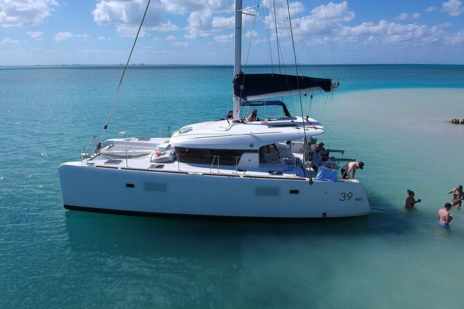 Private Luxury Catamaran Tour to Stingray City and Snorkel - The Lagoon catamaran and the feel of a private charter