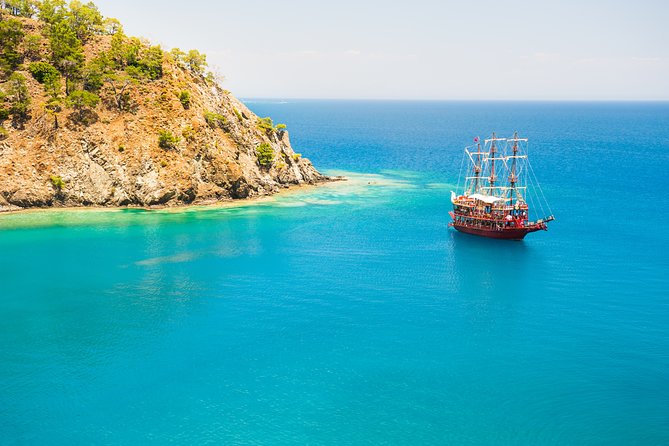 Private Luxury Yacht Tour with Lunch and Drinks - Swimming, snorkeling, and fishing from the yacht
