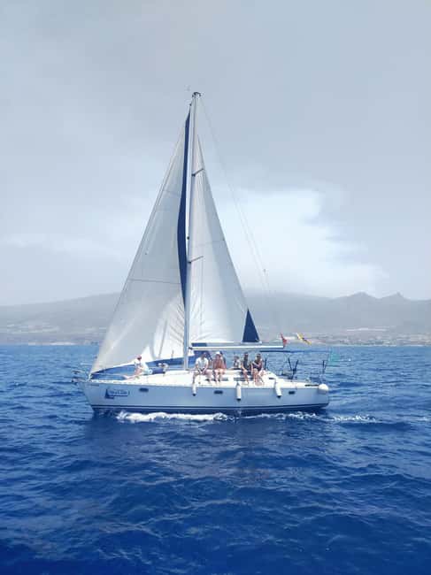 Private sailboat charter - coastal tour with snorkeling in the bay - Setting out from Puerto Colón on a private sailboat