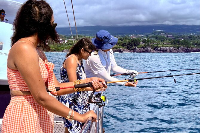 Private Tour in South Jeju including Yacht Cruise - What the private guide and vehicle add