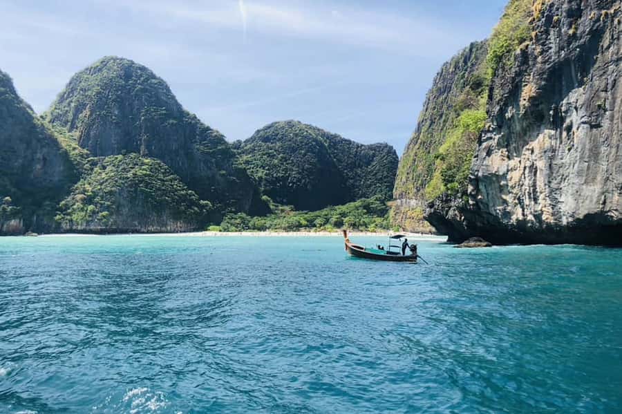 Private VIP Speed Boat Charter to Phi Phi Islands - A private boat changes the shape of the day