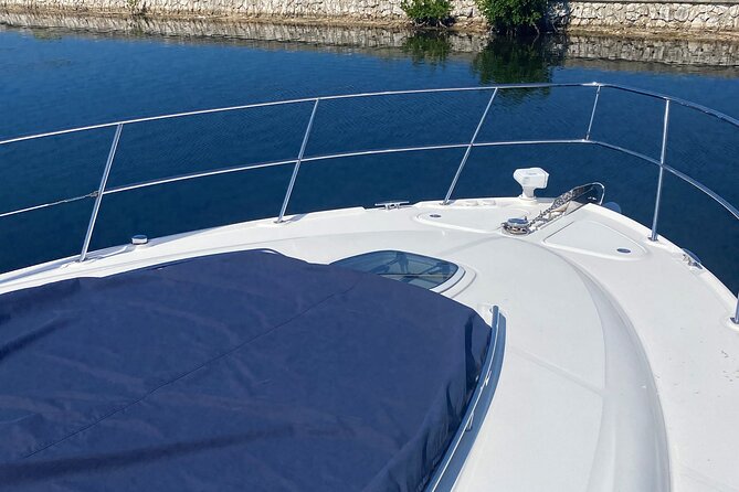 Private Yacht 48 ft Sting Ray City, Snorkel & Starfish Beach - Stingray City: the centerpiece of the morning
