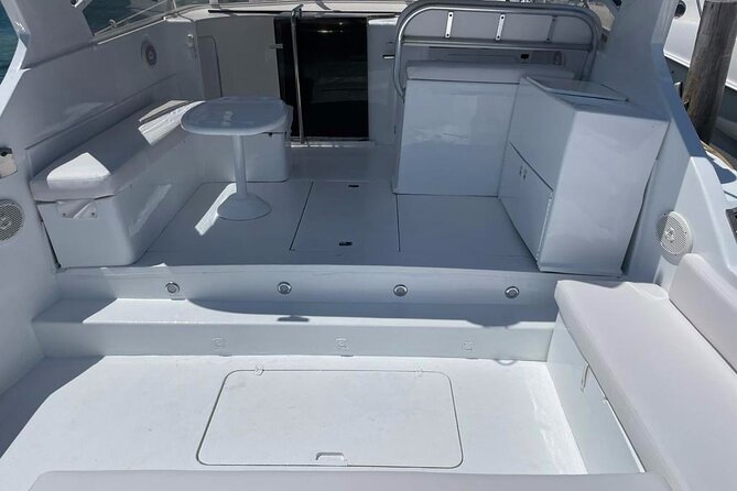 Private Yacht Cancun 42ft up to 8 people - A private boat with room for your own pace