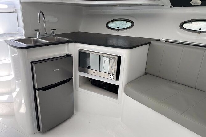 Private Yacht Cancun 42ft up to 8 people - What comes with the $280 price