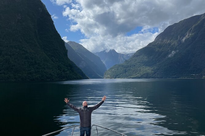Private yacht Cruise in Flåm and Gudvangen, Nærøyfjord - Entering narrow Nærøyfjord