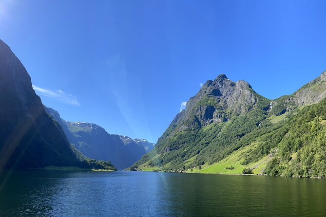 Private yacht Cruise in Flåm and Gudvangen, Nærøyfjord - Slowing beside Kjelfossen and other waterfalls