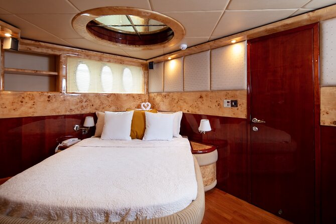 Private Yacht Dubai: Rent 61 ft Luxury Yacht up to 30 people - Burj Al Arab and the Palm views
