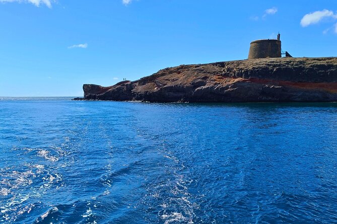 Private yacht in Papagayo Beaches with Gourmet or Premium menu - Red cliffs and a quiet dark-sand cove