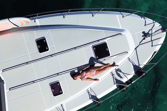 Private yacht in Papagayo Beaches with Gourmet or Premium menu - Reaching the crescent of Playa de Papagayo