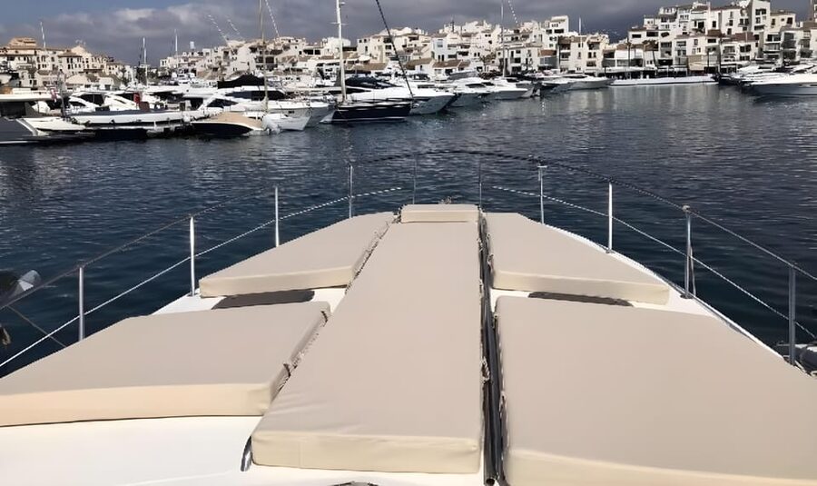 PUERTO BANUS: YACHT RENTAL FOR GROUP 2H - Should you book the Puerto Banús yacht?