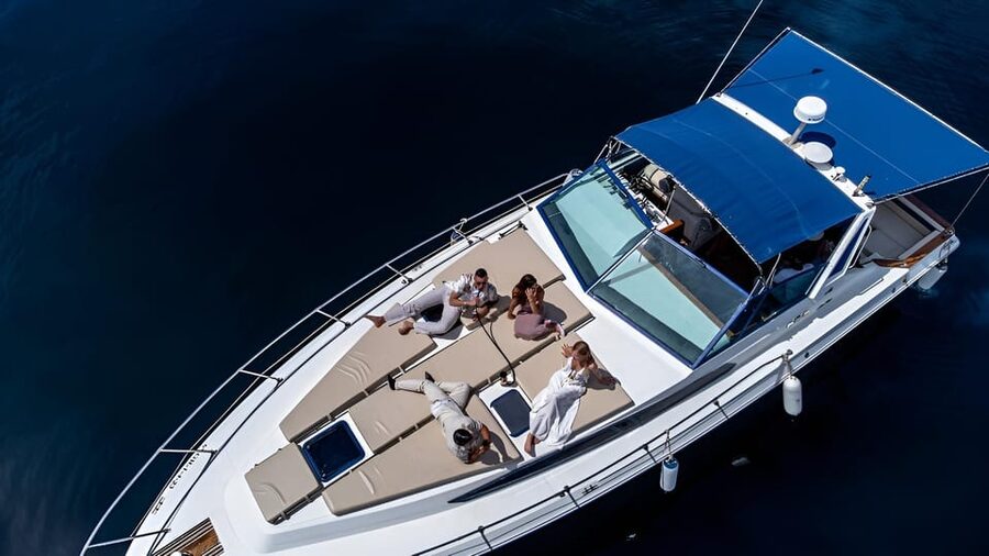 PUERTO BANUS: YACHT RENTAL FOR GROUP 2H - Leaving Puerto Banús from dock 4