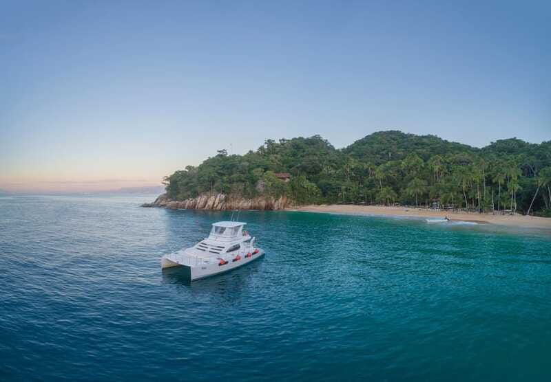 Puerto Vallarta: Luxury Yacht Tour with Lunch and Open Bar - Who should book this yacht trip?