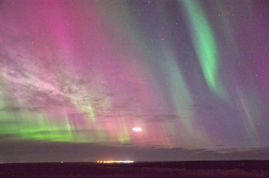 Reykjavík: New Year's Eve Northern Lights Yacht Cruise - How the experience compares with a land viewing spot