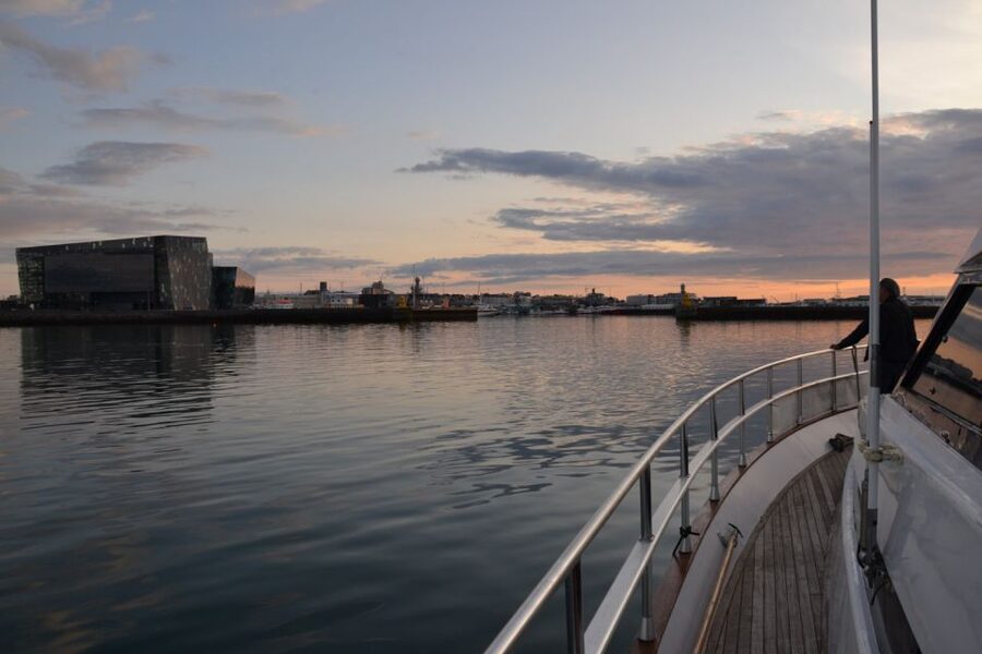 Reykjavik: Northern Lights Motor Yacht Cruise - Moving beyond the city lights into Faxaflói Bay